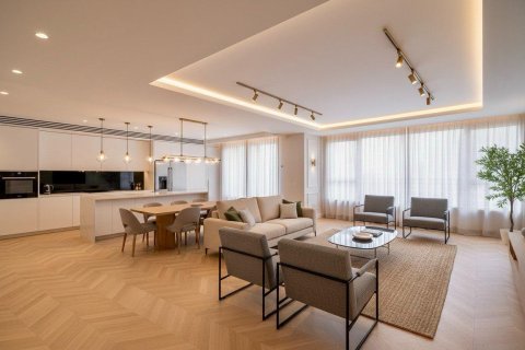 Apartment for sale in Madrid, Spain 5 bedrooms, 324 sq.m. No. 165591 - photo 1