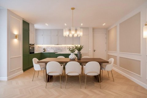 Apartment for sale in Madrid, Spain 5 bedrooms, 380 sq.m. No. 165590 - photo 2