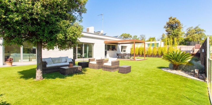 Дом в Вальроманес, Барселона, Испания 4 спальни,  №140884