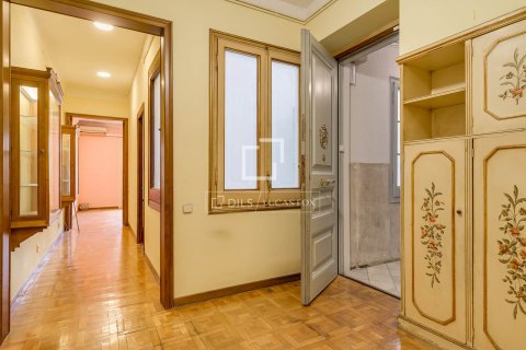 Apartamento en Barcelona, España 5 dormitorios, 120 m2 No. 164320