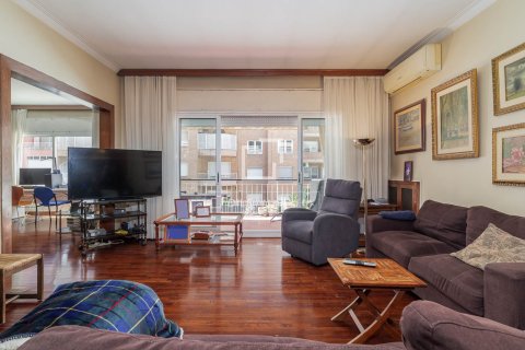 Huoneisto myytävänä Barcelona, Espanja, 6 makuuhuonetta, 252 m2 No. 164321 - kuva 13