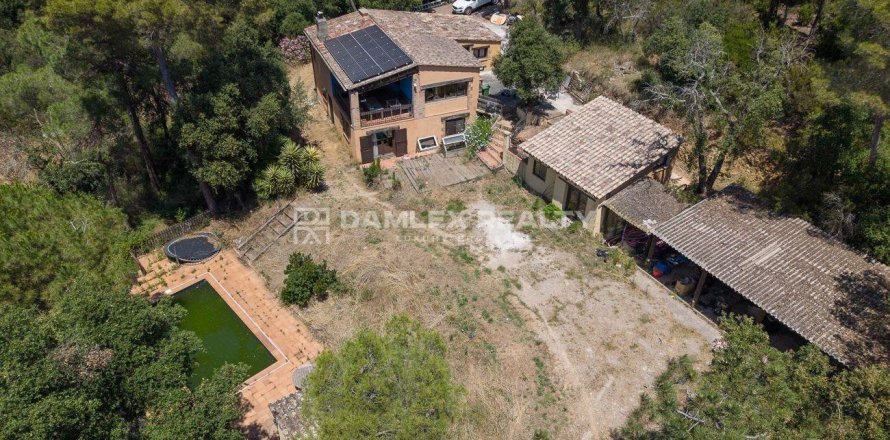 Zemes gabals Girona, Spānijā 4 istabas, 31000 m2 Nr. 177604