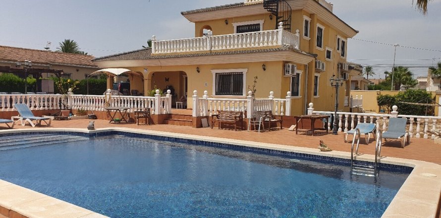 Villa Torrevieja, Alicante, Spanien 6 Schlafzimmer, 300 m2 Nr. 115516