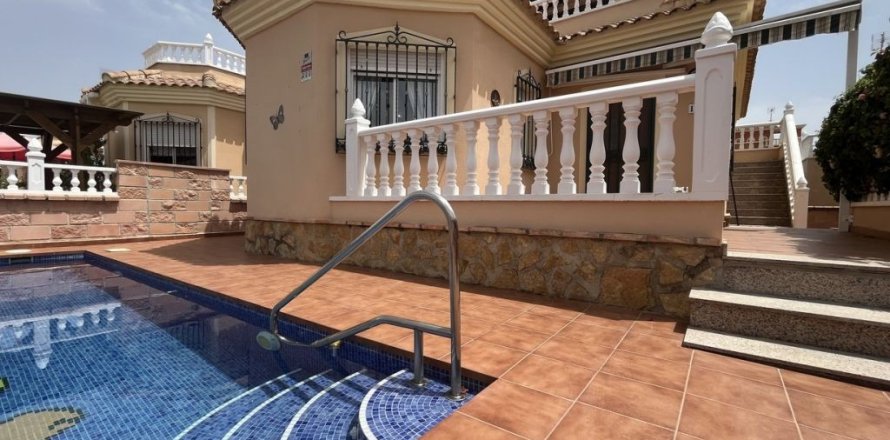 Villa en Almoradí, Alicante, España 2 dormitorios, 79 m2 No. 147256