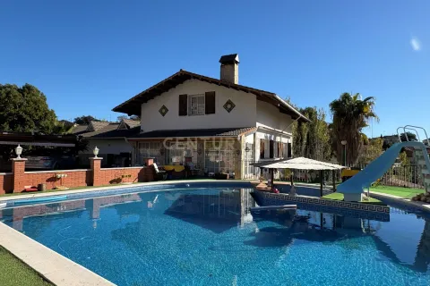House à Torrelles de Llobregat, Barcelona, Espagne 6 chambres, 687 m2 No. 167003