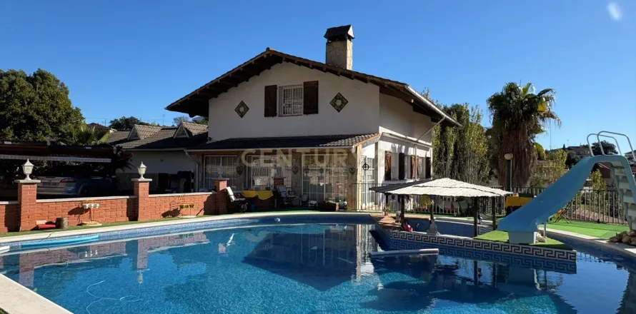 House à Torrelles de Llobregat, Barcelona, Espagne 6 chambres, 687 m2 No. 167003