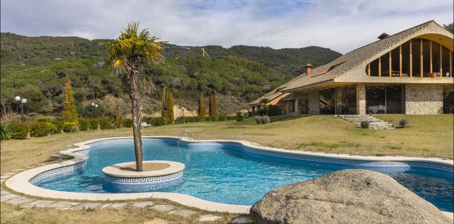 Talo Sant Andreu de Llavaneres, Barcelona, Espanja 5 makuuhuonetta,  No. 141324