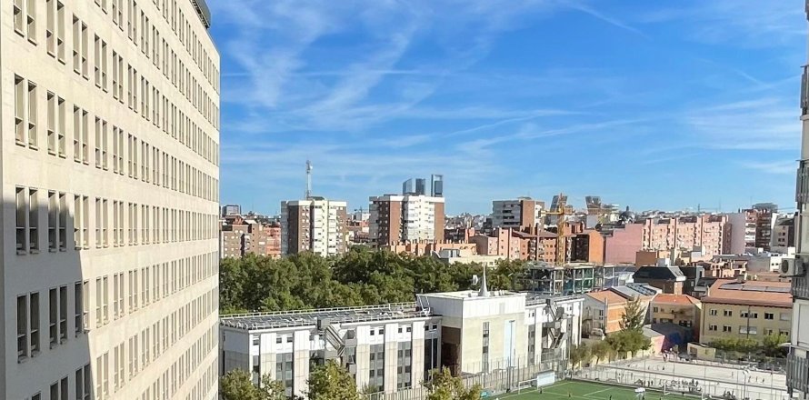 Apartment à Madrid, Espagne 1 chambre, 155 m2 No. 165729