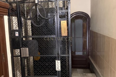 Apartment for sale in Barcelona, Spain 5 bedrooms, 131 sq.m. No. 191088 - photo 5