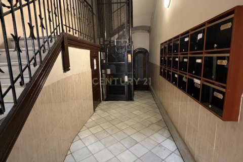Apartment for sale in Barcelona, Spain 5 bedrooms, 131 sq.m. No. 191088 - photo 4