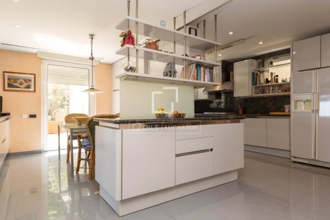 Villa till salu i Esplugues de Llobregat, Barcelona, Spanien 8 sovrum, 826 kvm. Nr. 150918 - foto 13