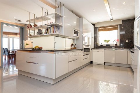 Villa till salu i Esplugues de Llobregat, Barcelona, Spanien 8 sovrum, 826 kvm. Nr. 150918 - foto 12