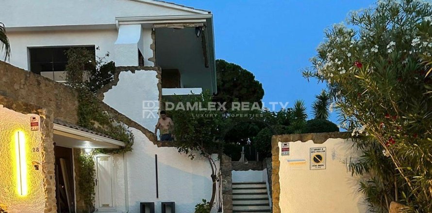 Villa a Platja D'aro, Girona, Spagna 7 camere da letto, 491 mq. N° 176747
