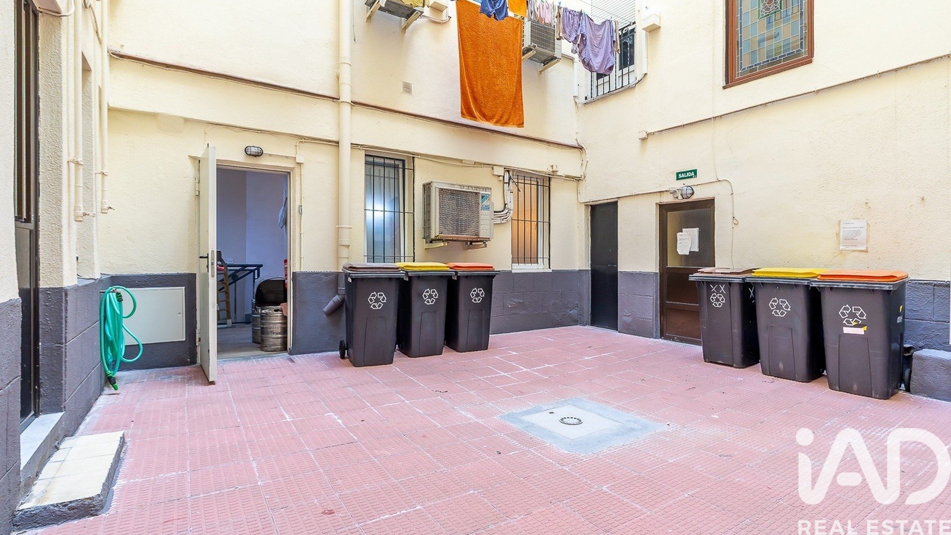 Commercial property in Madrid, Spain 1 bedroom, 140 sq.m. No. 195033