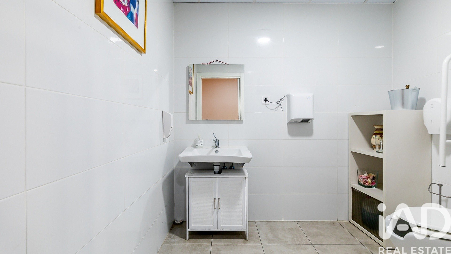 Commercial property in Madrid, Spain 1 bedroom, 140 sq.m. No. 195033