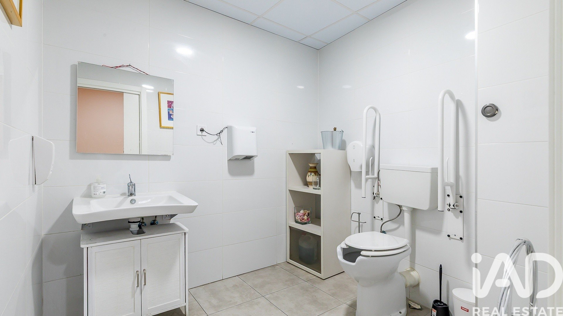 Commercial property in Madrid, Spain 1 bedroom, 140 sq.m. No. 195033