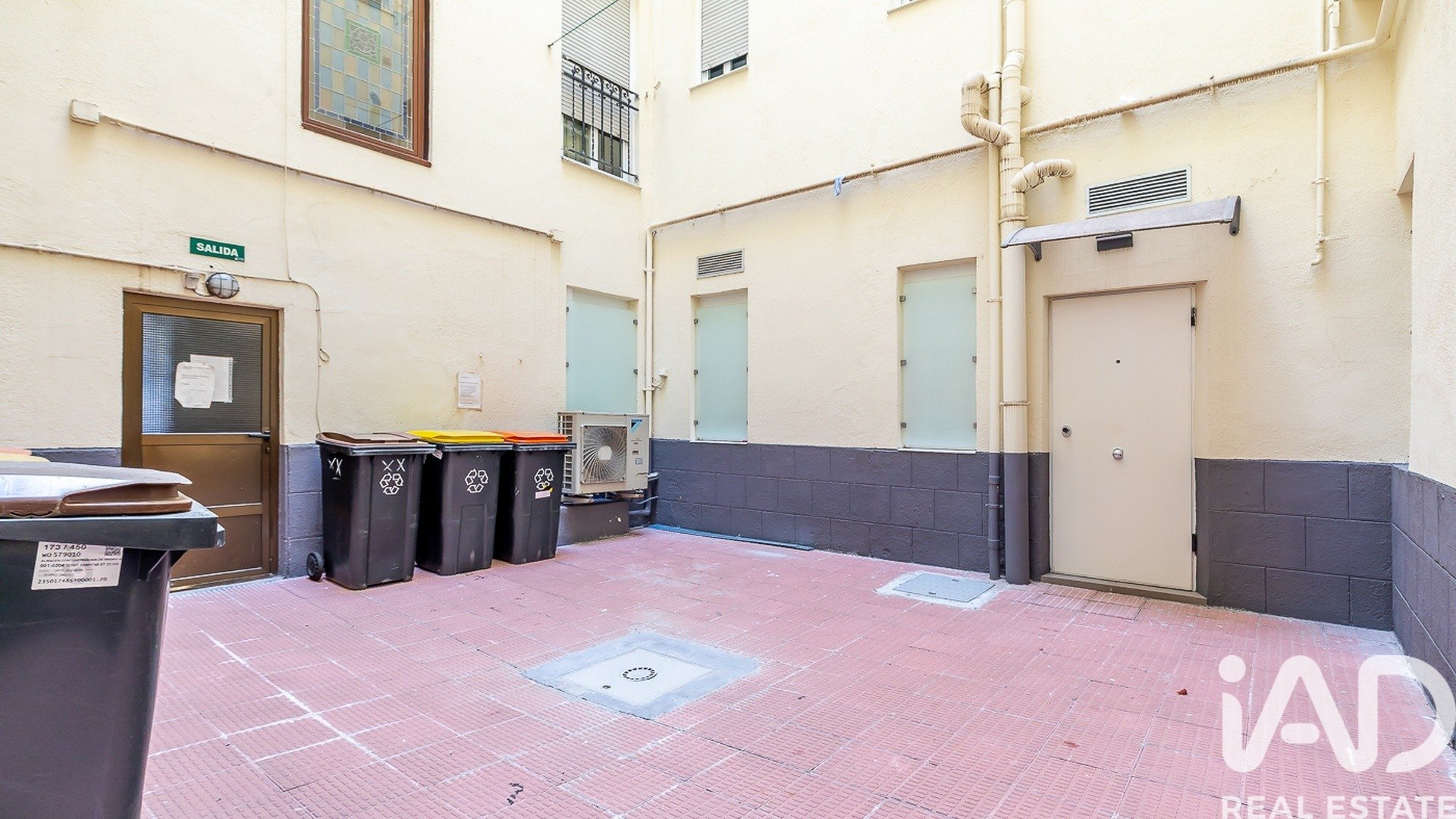 Commercial property in Madrid, Spain 1 bedroom, 140 sq.m. No. 195033