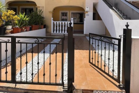 Bungalow for sale in Torrevieja, Alicante, Spain 2 bedrooms, 62 sq.m. No. 182910 - photo 3