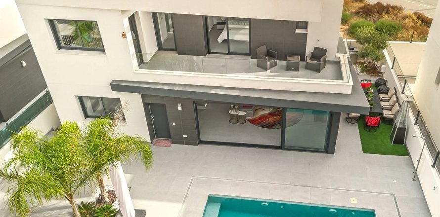 Villa à Algorfa, Alicante, Espagne 4 chambres, 124 m2 No. 195467