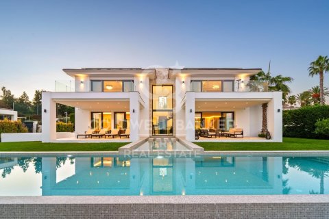 Villa for sale in Benahavis, Malaga, Spain 6 bedrooms,  No. 157366 - photo 1