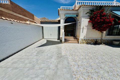 Villa till salu i Torrevieja, Alicante, Spanien 2 sovrum, 135 kvm. Nr. 190103 - foto 4
