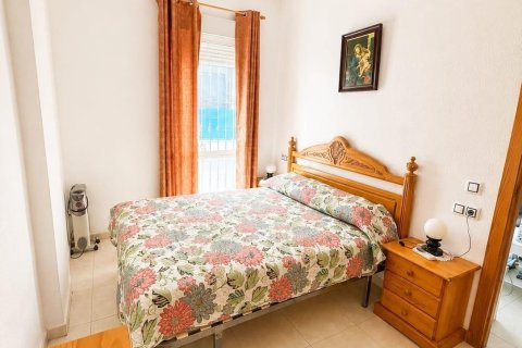 Apartamento en venta en Torrevieja, Alicante, España 2 dormitorios, 65 m2 No. 184312 - foto 2