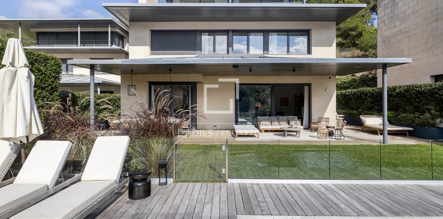 Villa in Barcelona, Spain 5 bedrooms, 580 sq.m. No. 150231