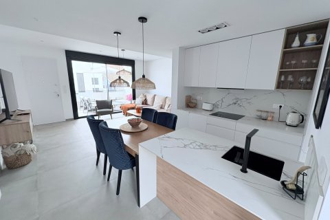 Huoneisto myytävänä San Pedro del Pinatar, Murcia, Espanja, 3 makuuhuonetta, 83 m2 No. 194513 - kuva 2