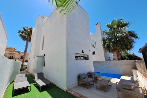 Villa à vendre à Torrevieja, Alicante, Espagne, 3 chambres, No. 190093 - photo 2