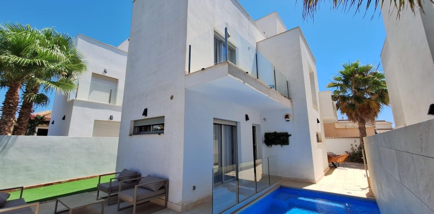 Villa à Torrevieja, Alicante, Espagne 3 chambres, No. 190093