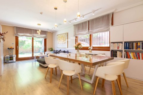 Apartment for sale in Esplugues de Llobregat, Barcelona, Spain 4 bedrooms, 139 sq.m. No. 192628 - photo 9