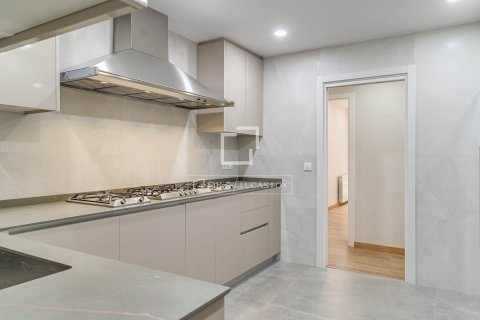 Apartment for sale in Barcelona, Spain 6 bedrooms, 180 sq.m. No. 192627 - photo 18