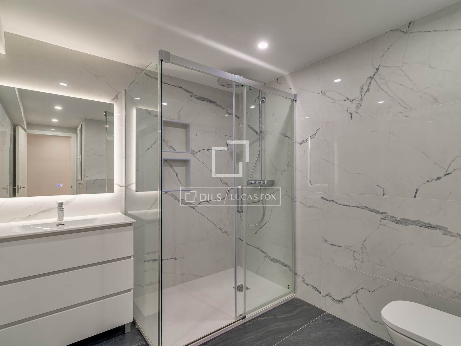 Huoneisto Barcelona, Espanja 6 makuuhuonetta, 180 m2 No. 192627