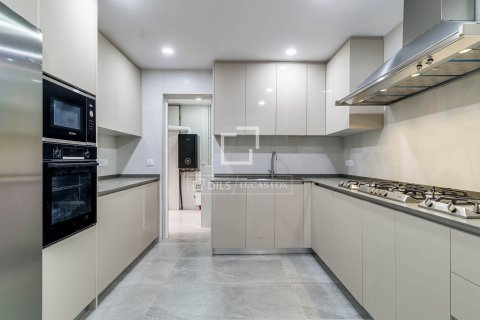 Apartment for sale in Barcelona, Spain 6 bedrooms, 180 sq.m. No. 192627 - photo 13