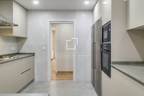 Apartment for sale in Barcelona, Spain 6 bedrooms, 180 sq.m. No. 192627 - photo 14