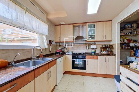 Villa for sale in Cubelles, Barcelona, Spain 3 bedrooms, 174 sq.m. No. 192626 - photo 8