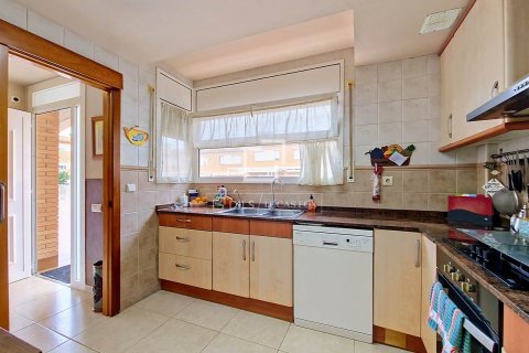 Villa for sale in Cubelles, Barcelona, Spain 3 bedrooms, 174 sq.m. No. 192626 - photo 7