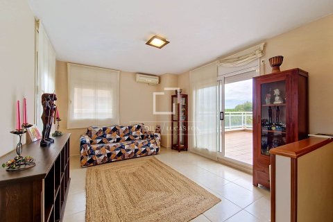Villa for sale in Cubelles, Barcelona, Spain 3 bedrooms, 174 sq.m. No. 192626 - photo 3