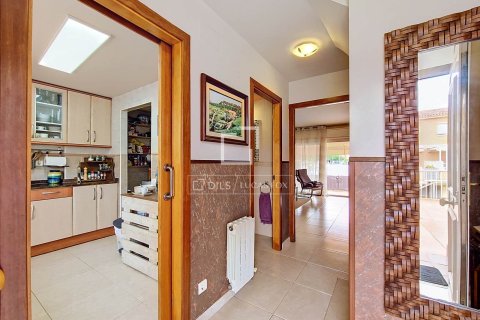 Villa for sale in Cubelles, Barcelona, Spain 3 bedrooms, 174 sq.m. No. 192626 - photo 5