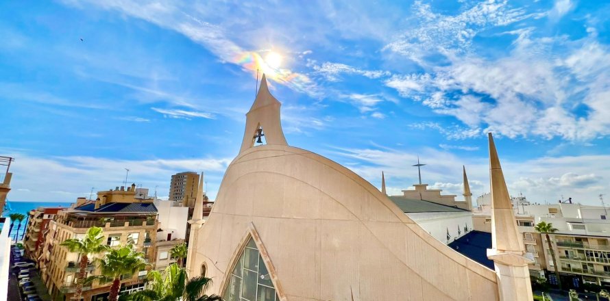 Apartment à Torrevieja, Alicante, Espagne 3 chambres, 145 m2 No. 140434