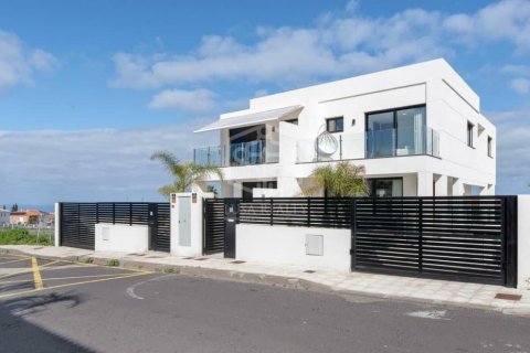 Townhouse for sale in Santa Ursula, Tenerife, Spain 3 bedrooms, 214 sq.m. No. 148794 - photo 3