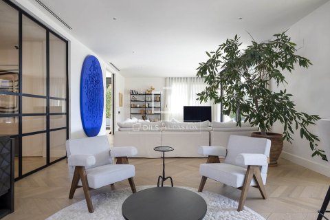 Villa for sale in Barcelona, Spain 5 bedrooms, 580 sq.m. No. 150261 - photo 7