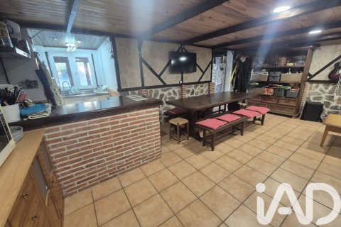 Townhouse for sale in Monterrubio de Armuna, Salamanca, Spain 5 bedrooms, 267 sq.m. No. 172641 - photo 8