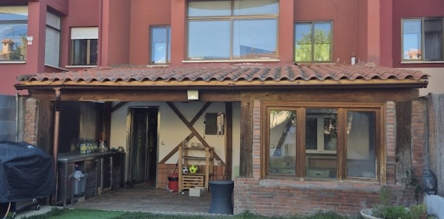 Townhouse in Monterrubio de Armuna, Salamanca, Spain 5 bedrooms, 267 sq.m. No. 172641