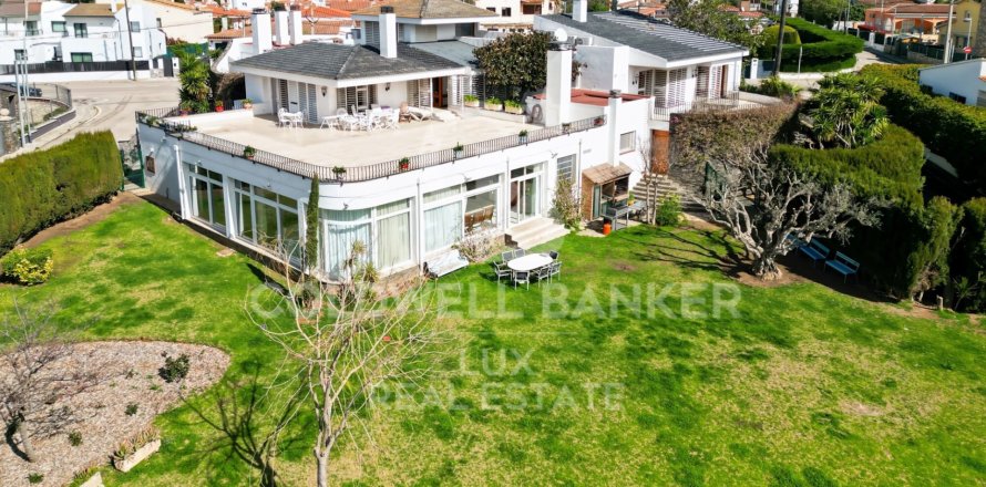 Hus i Roses, Girona, Spanien 6 sovrum, 975 kvm. Nr. 159369