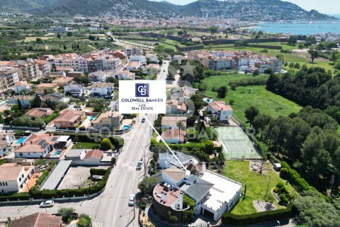 Hus till salu i Roses, Girona, Spanien 6 sovrum, 975 kvm. Nr. 159369 - foto 2