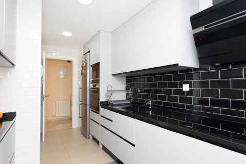 Apartment for sale Madrid, Spain 4 bedrooms, 145 sq.m. No. 108132 - photo 9