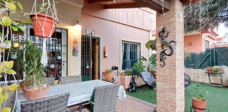 Townhouse in Torrevieja, Alicante, Spain 2 bedrooms, 69 sq.m. No. 147357