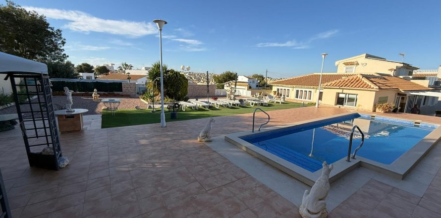Villa en Villamartin, Alicante, España 4 dormitorios, 341 m2 No. 166042