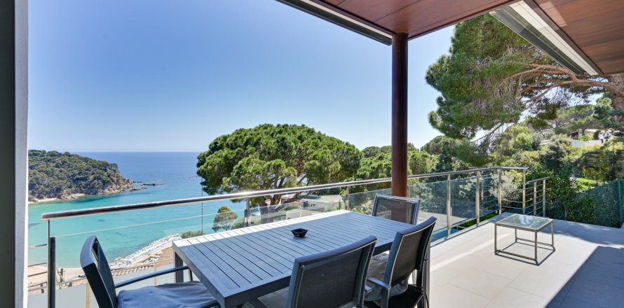Villa in Lloret de Mar, Girona, Spain 5 bedrooms, 298 sq.m. No. 180613